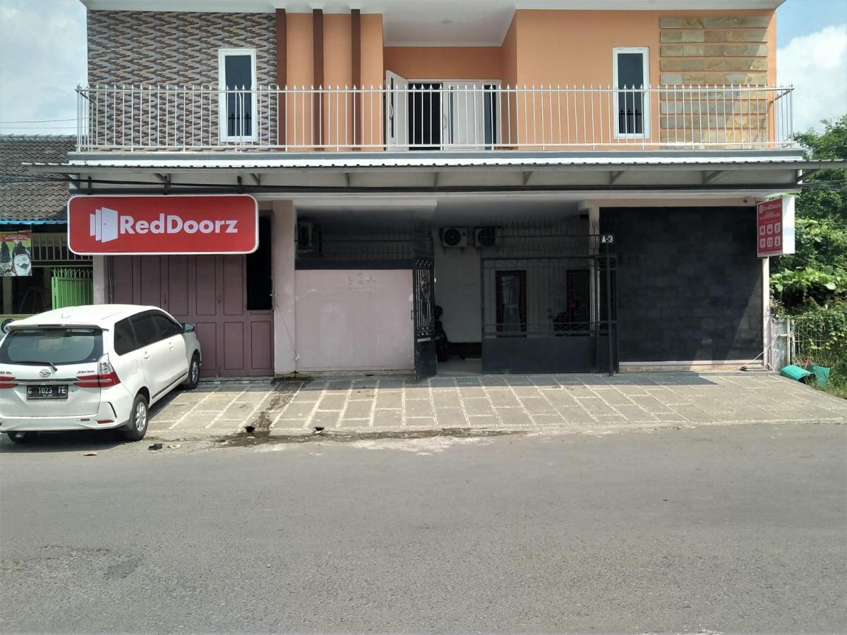 מלון Reddoorz Syariah Near Rs Mitra Keluarga Tegal מראה חיצוני תמונה